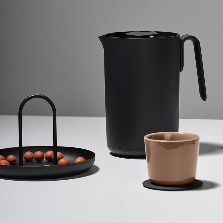 Singles Thermoskanne in schwarz und die Thermobecher von Zone Denmark