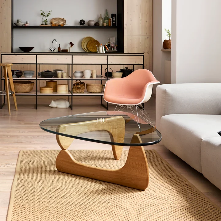 Eames Plastic Armchair RAR (Vollpolster) mit Coffee Table Eiche (Limited Edition) von Vitra