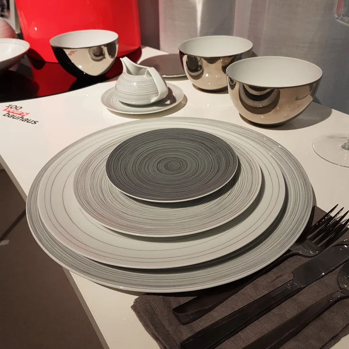 Das hypnotische TAC Stripes 2.0 Geschirr von Rosenthal