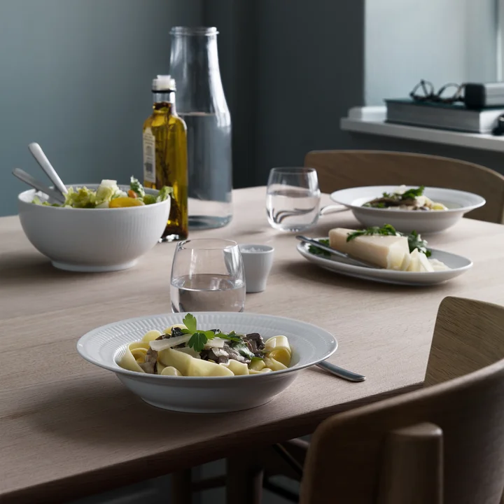 Weiß Gerippt Teller von Royal Copenhagen auf dem gedeckten Tisch