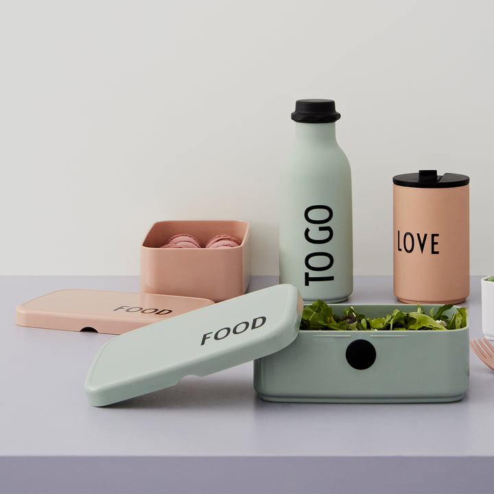Food & Lunch Box in grün und nude sowie To Go Wasserflasche von Design Letters in der Küche