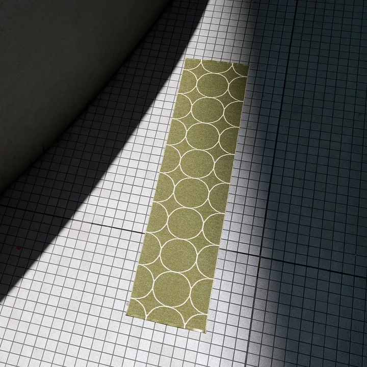 Boo Wendeteppich, 70 x 300 cm in dark olive / vanilla von Pappelina