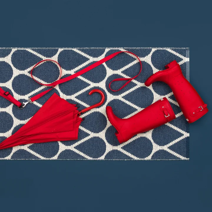 Otis Wendeteppich (70 cm) von Pappelina mit Gummistiefeln und Regenschirm