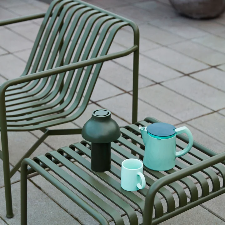 Palissade Lounge Chair Low mit Ottoman, PC Portable LED Leuchte, Rainbow Tasse und Sowden Kaffeebereiter von HAY