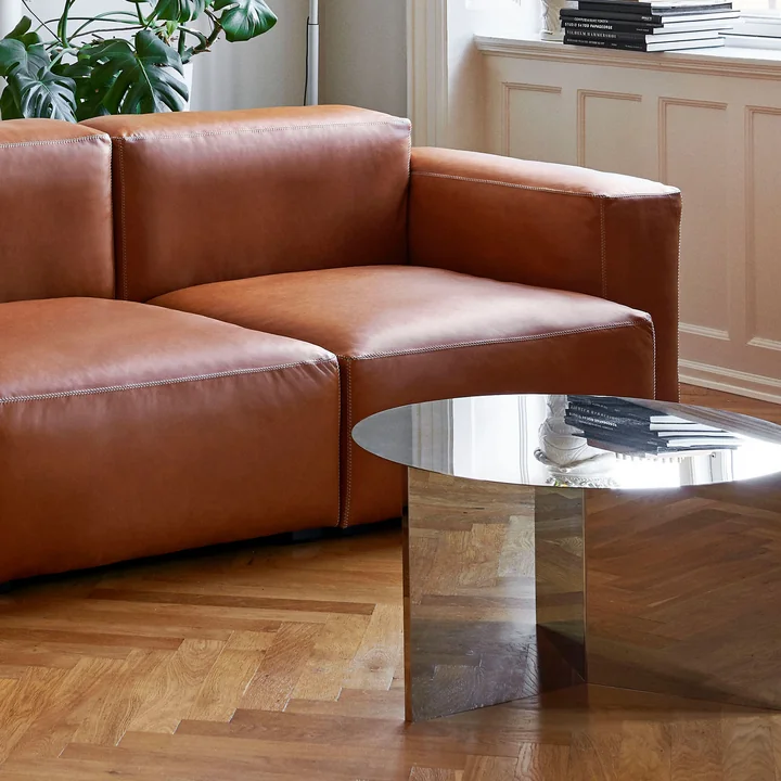 Slit Table Round mit Mags Soft Sofa von HAY