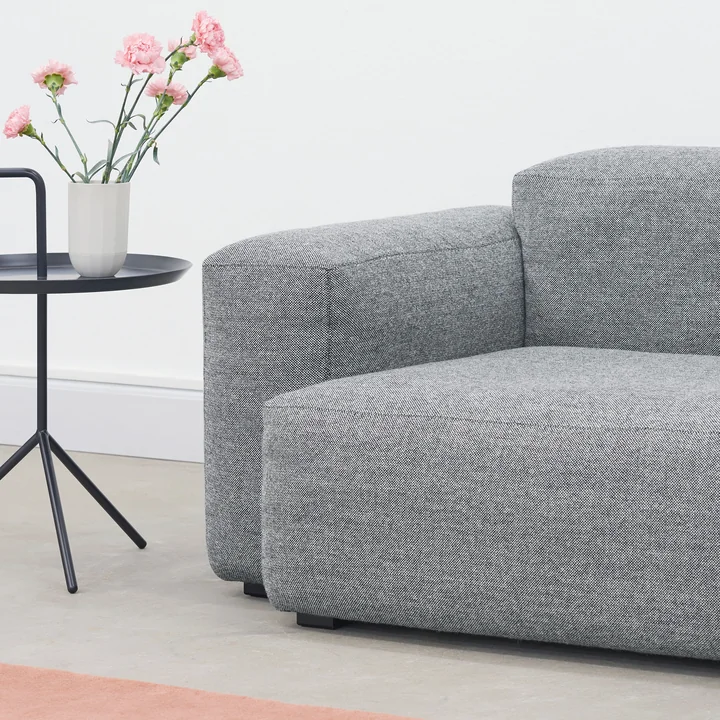 Mags Soft Sofa, Paper Porcelain Vase und DLM Beistelltisch von HAY