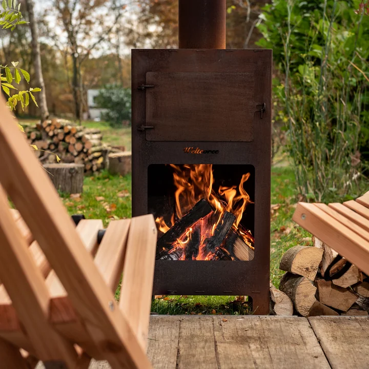 Outdoor Stahlofen von Weltevree im Garten