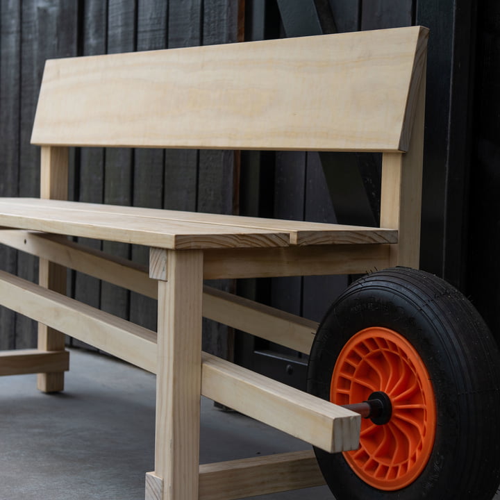 Wheelbench von Weltevree vor dem Haus