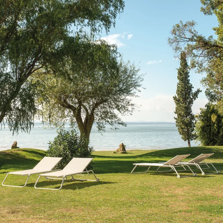 Snooze Sonnenliege in weiß von Emu im Park