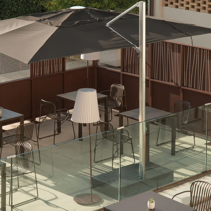 Riviera Stuhl und Tisch von Emu im Restaurant