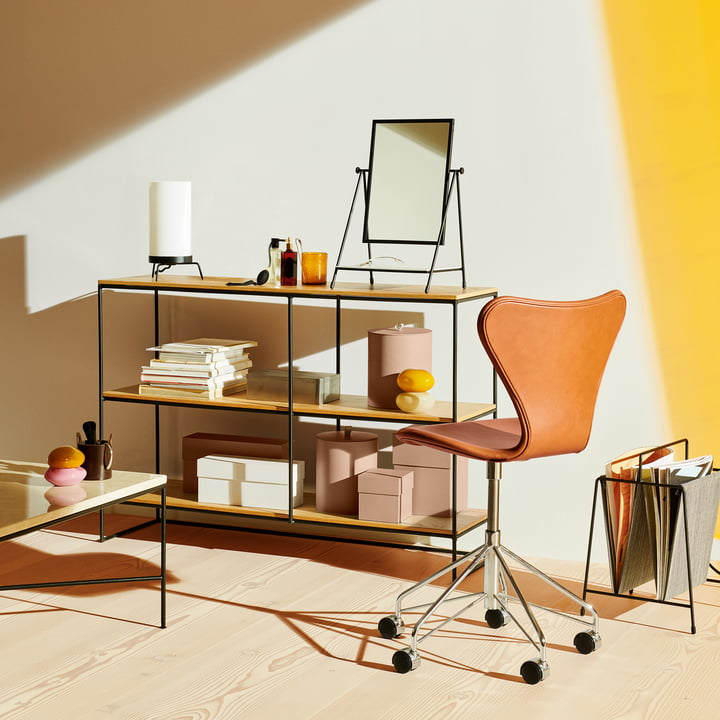 Planner Regal und PM02 Tischleuchte von Fritz Hansen