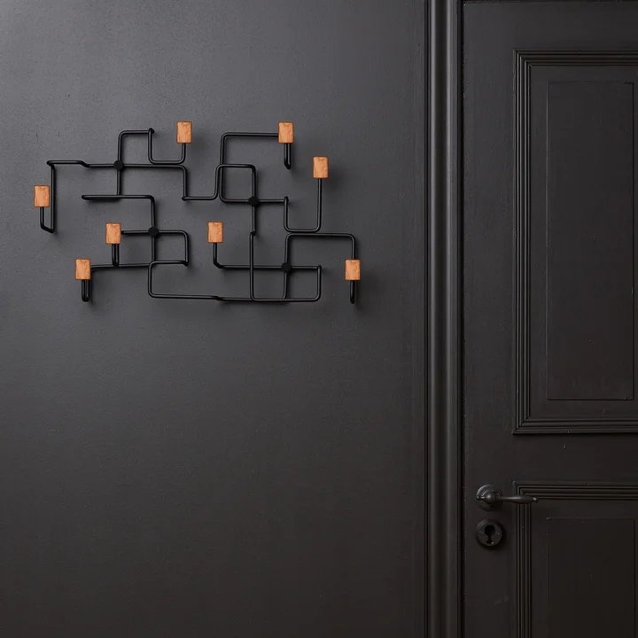 Underground Wandgarderobe in Eiche / schwarz von Gejst an der Wand