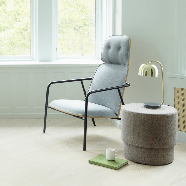 Silo Pouf von Normann Copenhagen neben dem Sessel