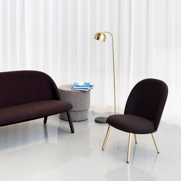 Silo Pouf von Normann Copenhagen neben dem Ace Sofa