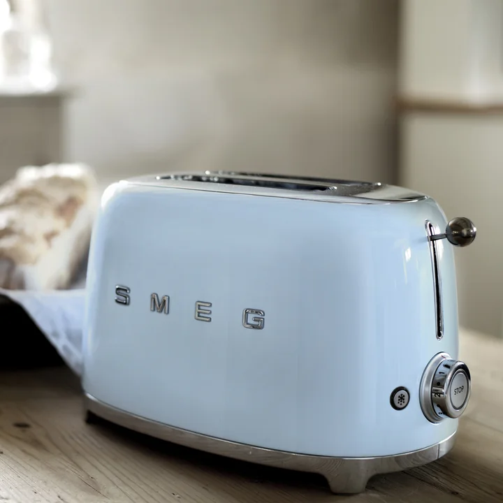 2-Scheiben Toaster TSF01 in pastellblau von Smeg in der Küche
