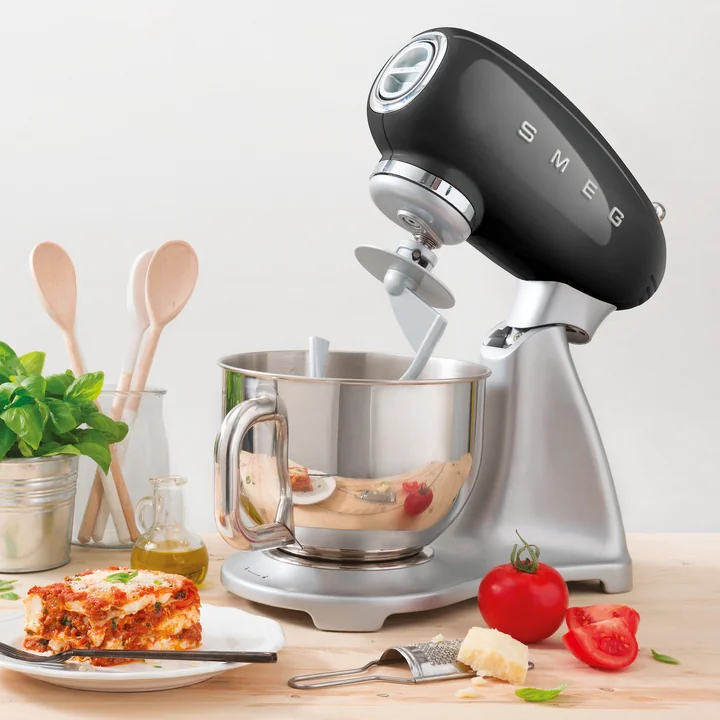Küchenmaschine SMF02 in schwarz von Smeg