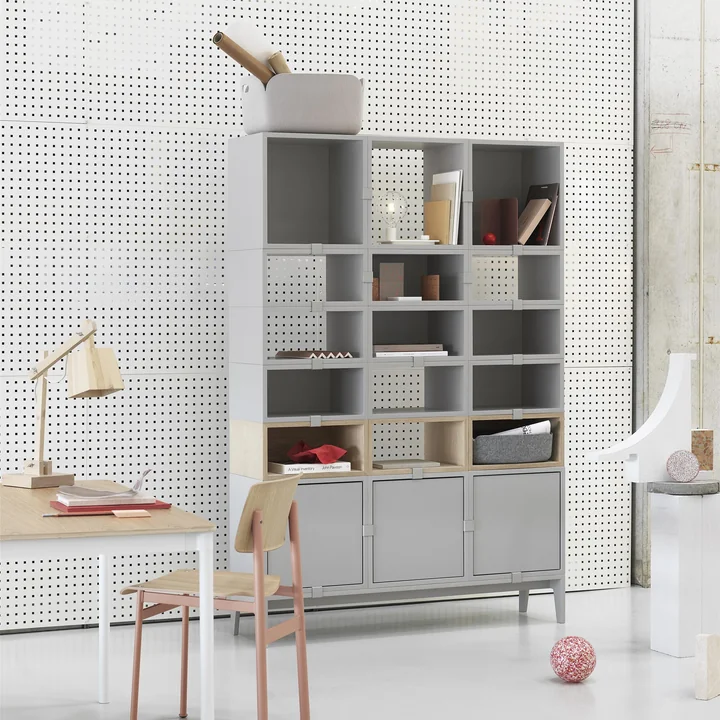 Stacked Regalsystem in hellgrau von Muuto 