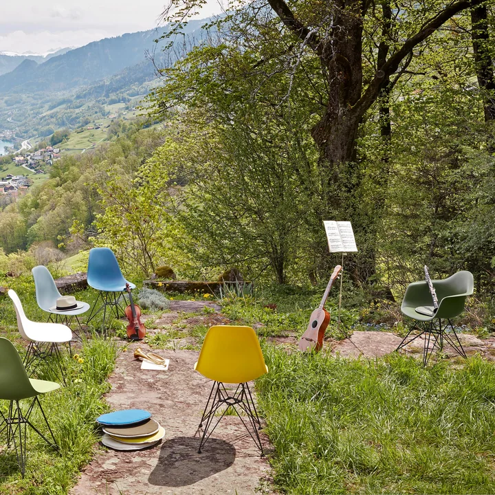 Eames Plastic Armchair DAR von Vitra