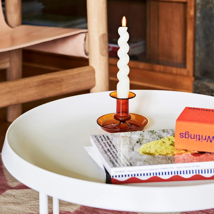 Flare Kerzenhalter von HAY auf dem Beistelltisch