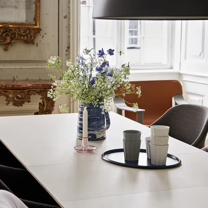 Flare Kerzenhalter von HAY auf dem Tisch