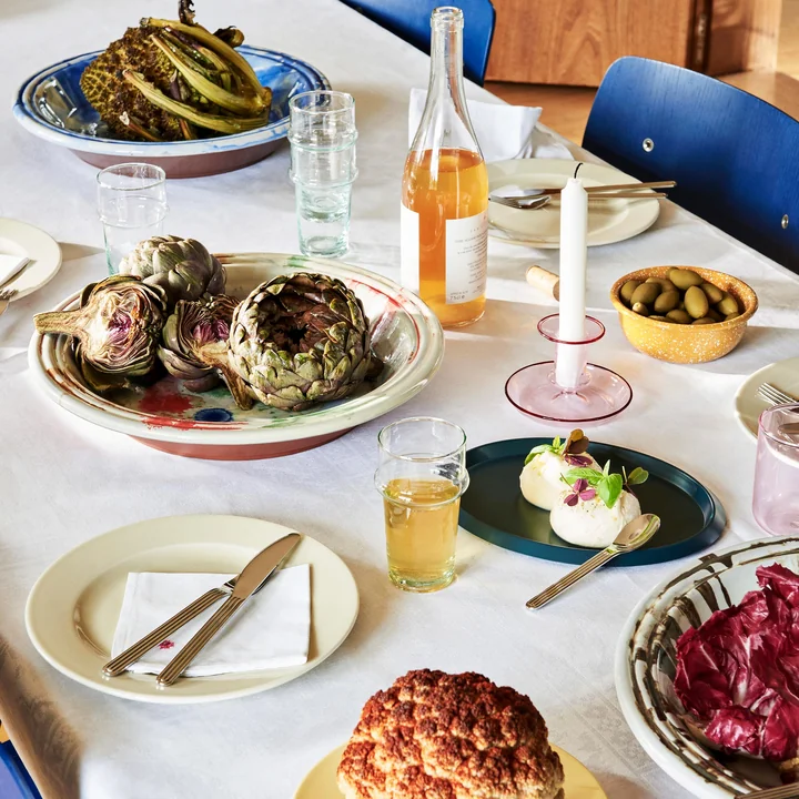 Flare Kerzenhalte von HAY auf der gedeckten Tafel