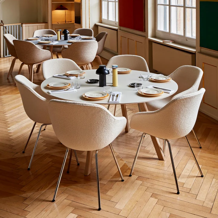 About A Chair AAC 127 in Flamiber cream A5 / Chrome Base von HAY im Restaurant