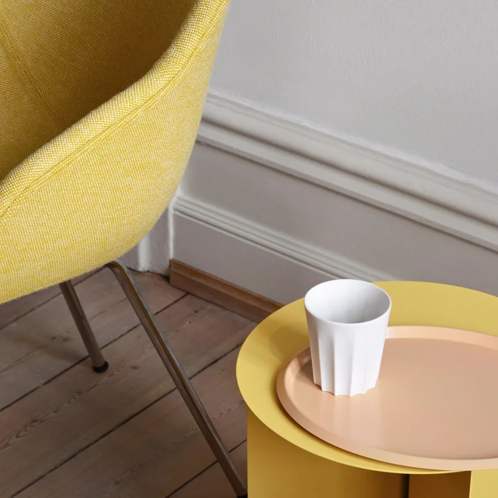 About A Chair AAC 127 mit Slit Table und Ellipse Tablett von HAY