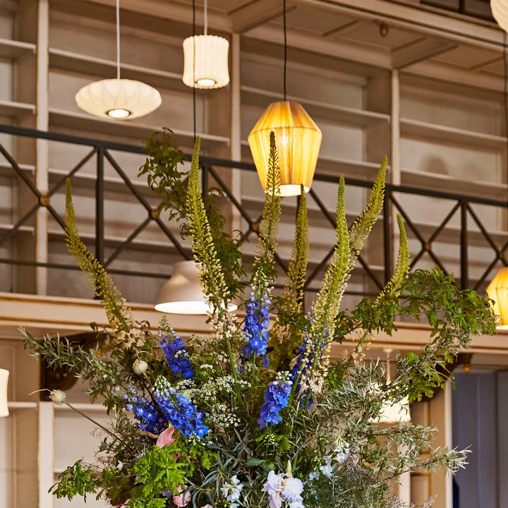 Nelson Saucer Crisscross Bubble Pendelleuchte von HAY im hohen Raum