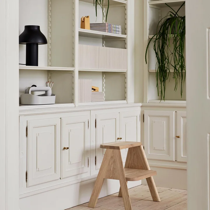 PC Tischleuchte von HAY im Regal