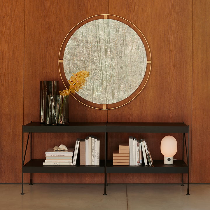 Nimbus Spiegel Ø 110 cm, Messing poliert von Audo im Wohnzimmer über dem Sideboard