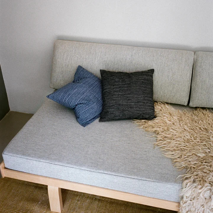 Daybed 710 von Artek in Birke klar lackiert / Bezug Hallingdal 65 hellgrau (110)