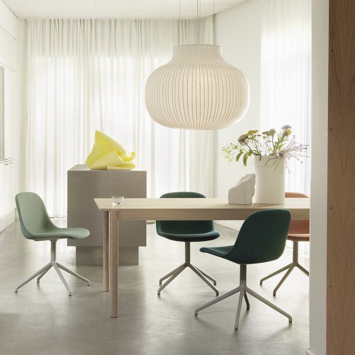 Strand Pendelleuchte und Ridge Vase von Muuto