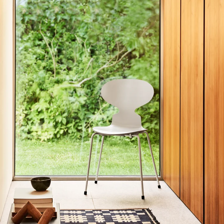 Die Ameise Stuhl Monochrom von Fritz Hansen in pale grey