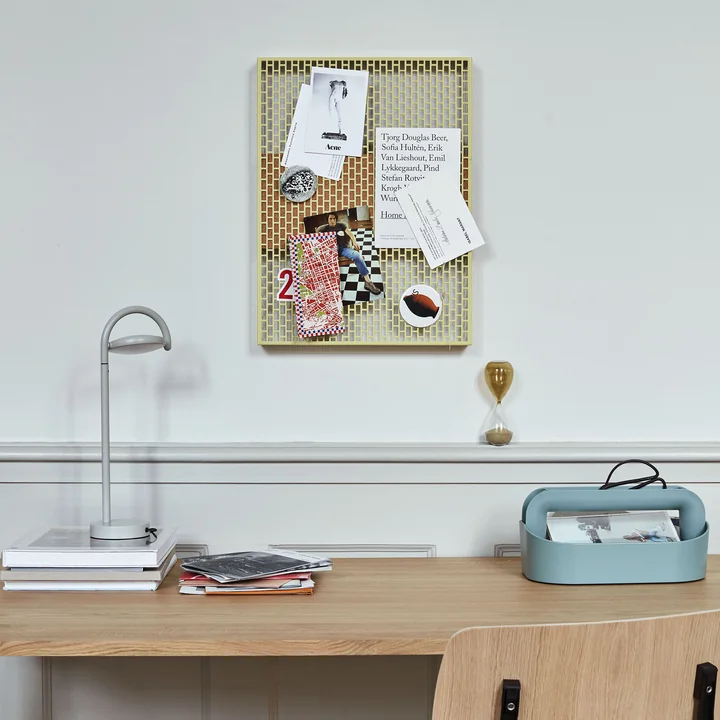 Time Sanduhr, Tool Box, Pinorama Board Small und Marselis LED Tischleuchte von HAY