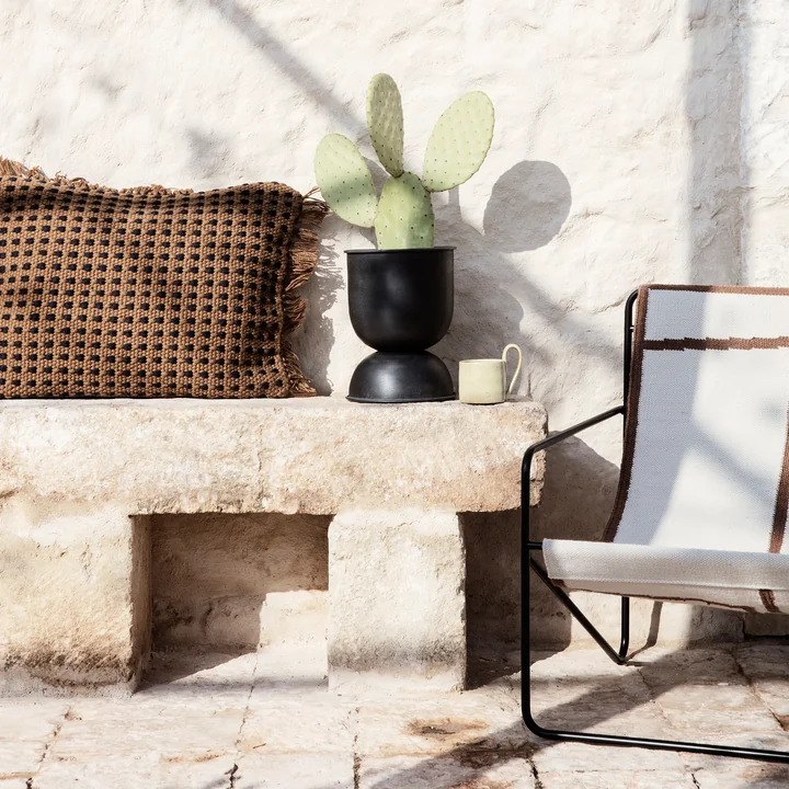 Hourglass Blumentopf und Desert Chair von Ferm Living im Garten