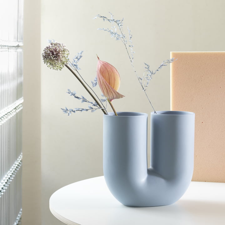 Kink Vase in Hellblau mit einzelnen Blumen