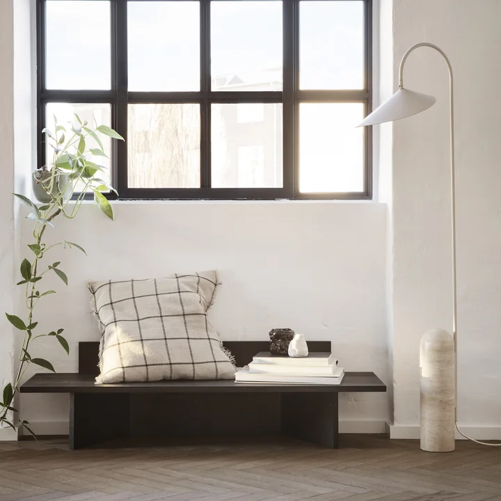 Vulca Vase, Duftkerze Tuck, Oblique Bank, Arum Stehleuchte und Calm Kissen von Ferm Living