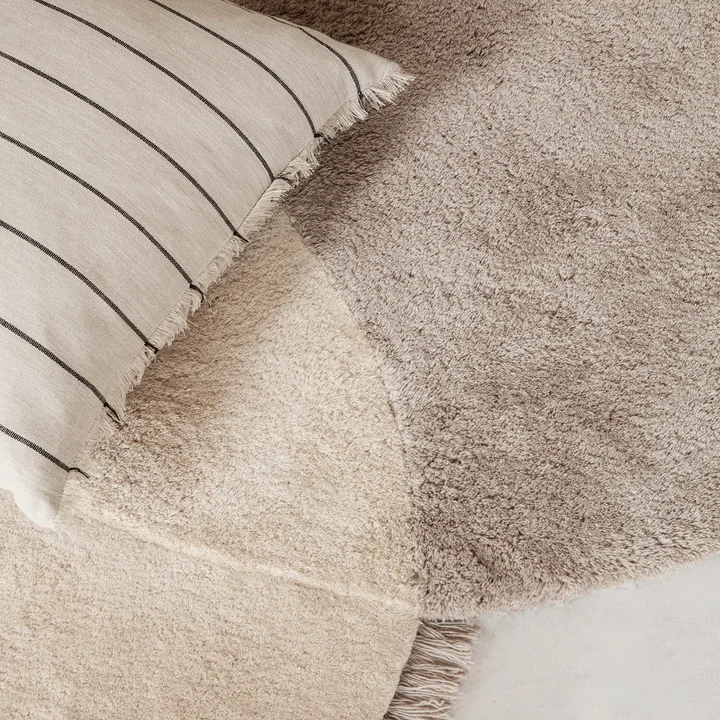 View Tufted Teppich und Calm Kissen von Ferm Living