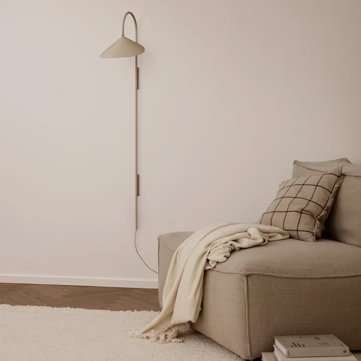 Catena Sofa, Calm Kissen und Arum Tall Wandleuchte von Ferm Living