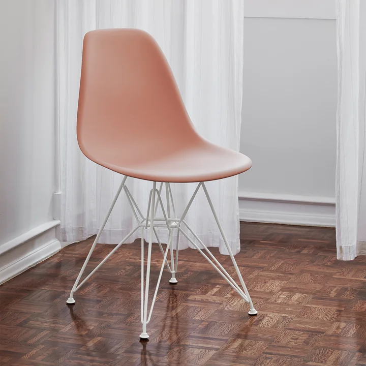 Eames Plastic Side Chair DSR von Vitra in weiß / zartrosé (Filzgleiter weiß)