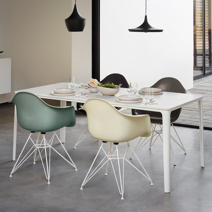 Eames Fiberglass Armchair DAR von Vitra