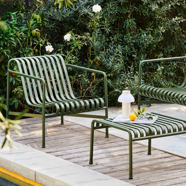 Palissade Ottoman und Palissade Lounge Chair Low von HAY in olive 