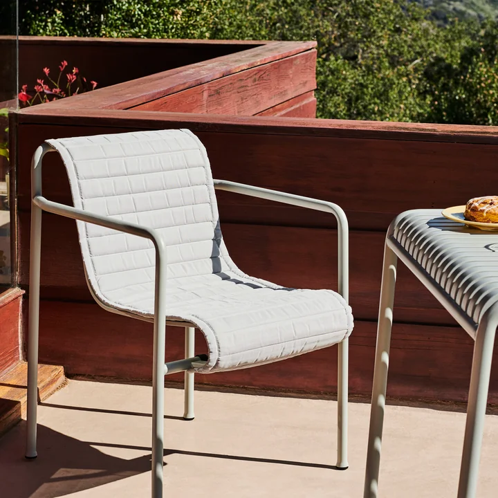 Palissade Dining Armchair mit Palissade Quilted Cushion von HAY
