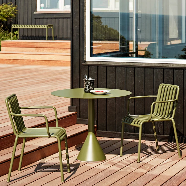 Palissade Armlehnenstuhl und Palissade Cone Tisch von HAY in olive