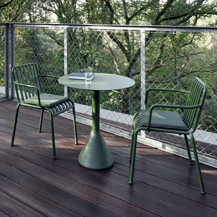 Palissade Armlehnenstuhl, Palissade Cone Bistrotisch und Palissade Seat Cushion für Stuhl und Armlehnenstuhl von HAY