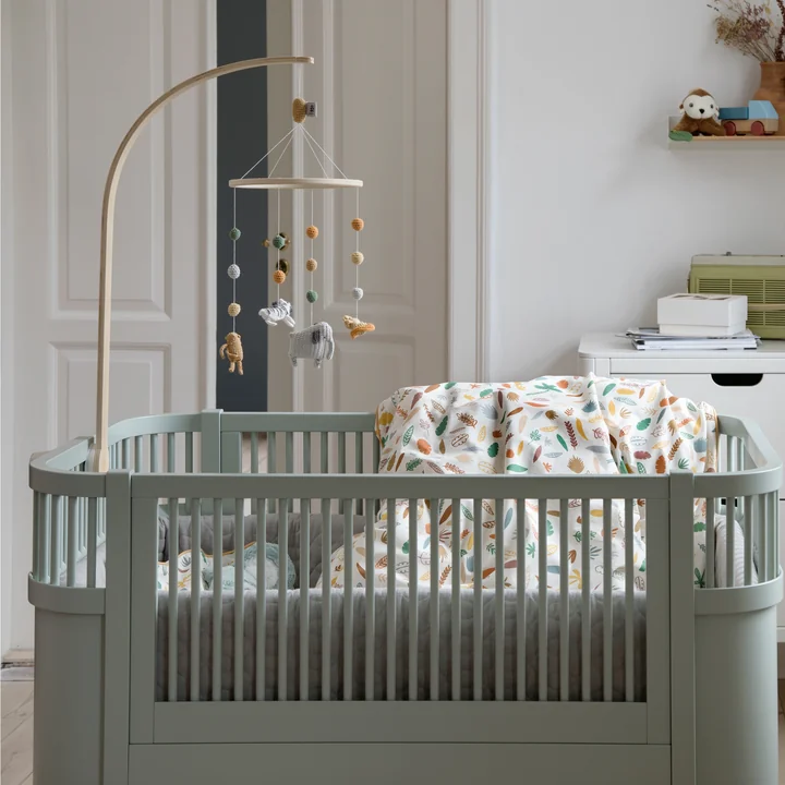 Mobile Halterung, Baby Mobile und das Sebra Bett Baby & Junior von Sebra