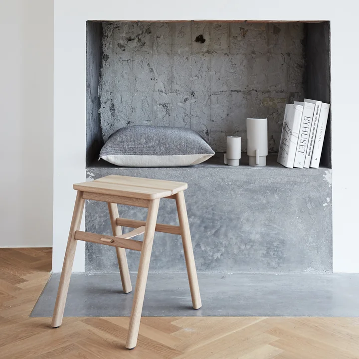 Aymara Kissen - Alcoa Vasen - Angle Hocker, Eiche von Form & Refine