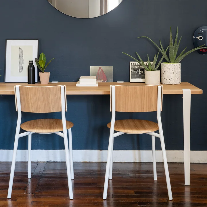 Der SSD Stuhl, Eiche, wolkenweiß von TipToe im Kontrast zu dunklen Tapeten im Wohnbereich