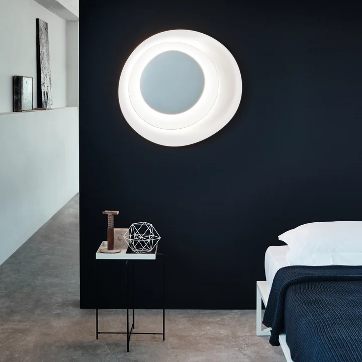 Die Bahia LED Wand- und Deckenleuchte, weiß (dimmbar) von Foscarini im Schlafzimmer