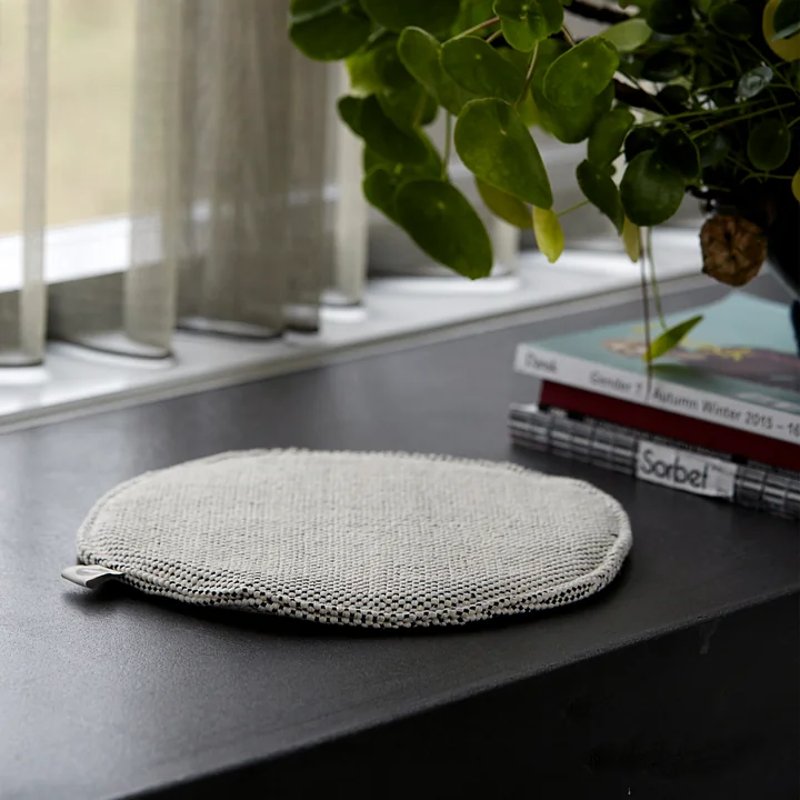 Das Sitzkissen für Cuun Rattan-Stuhl Ø 35 cm, schwarz / weiß von House Doctor auf einer Fensterbank